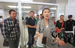 中联航一航班多名乘客厕所吸烟 报警器没响