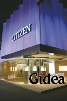 西铁城的展台在BASELWORLD主厅最角落的位置，但迷幻的色彩却吸引着人们前去掀开她紫色的帷幕。