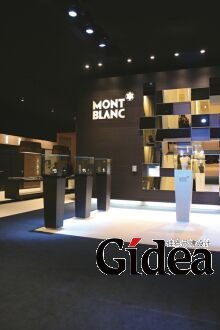 万宝龙的展厅，分隔内外区域的碎玻墙面。现代感的时尚，反射出灿灿生辉的新款珠宝