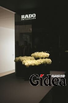 雷达的展台，黑色主旋律，钢化玻璃反射着金属质感的光泽。人群移动，产生出时空交错的幻影。