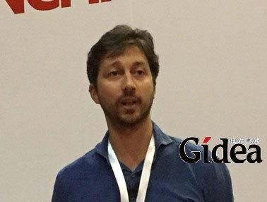 EasysShip的联合创始人奥古斯汀（Augustin Ceyrac）登台分享